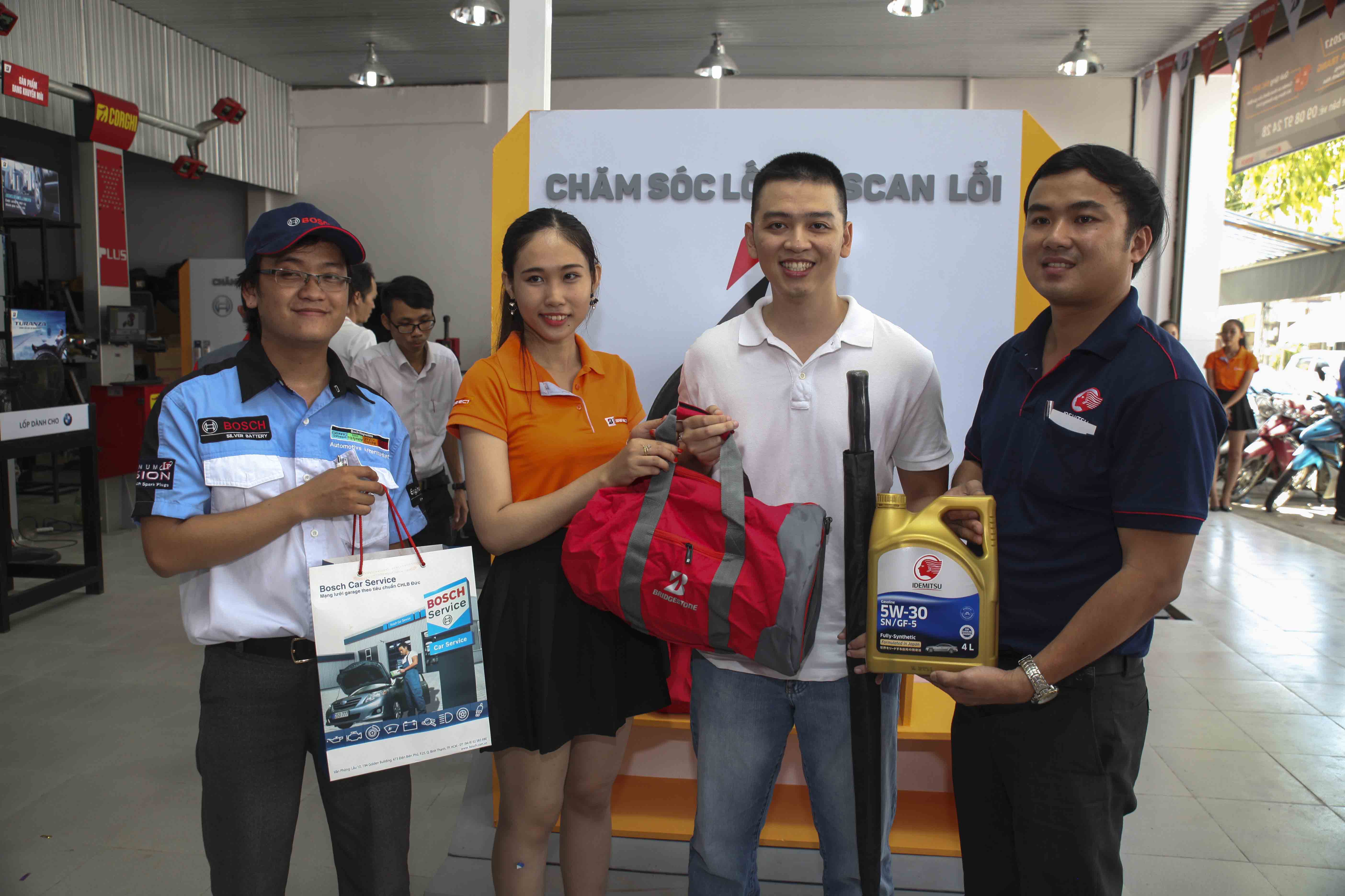 Khách hàng tham dự được nhận những phần quà thiết thực từ Bridgestone và các đối tác