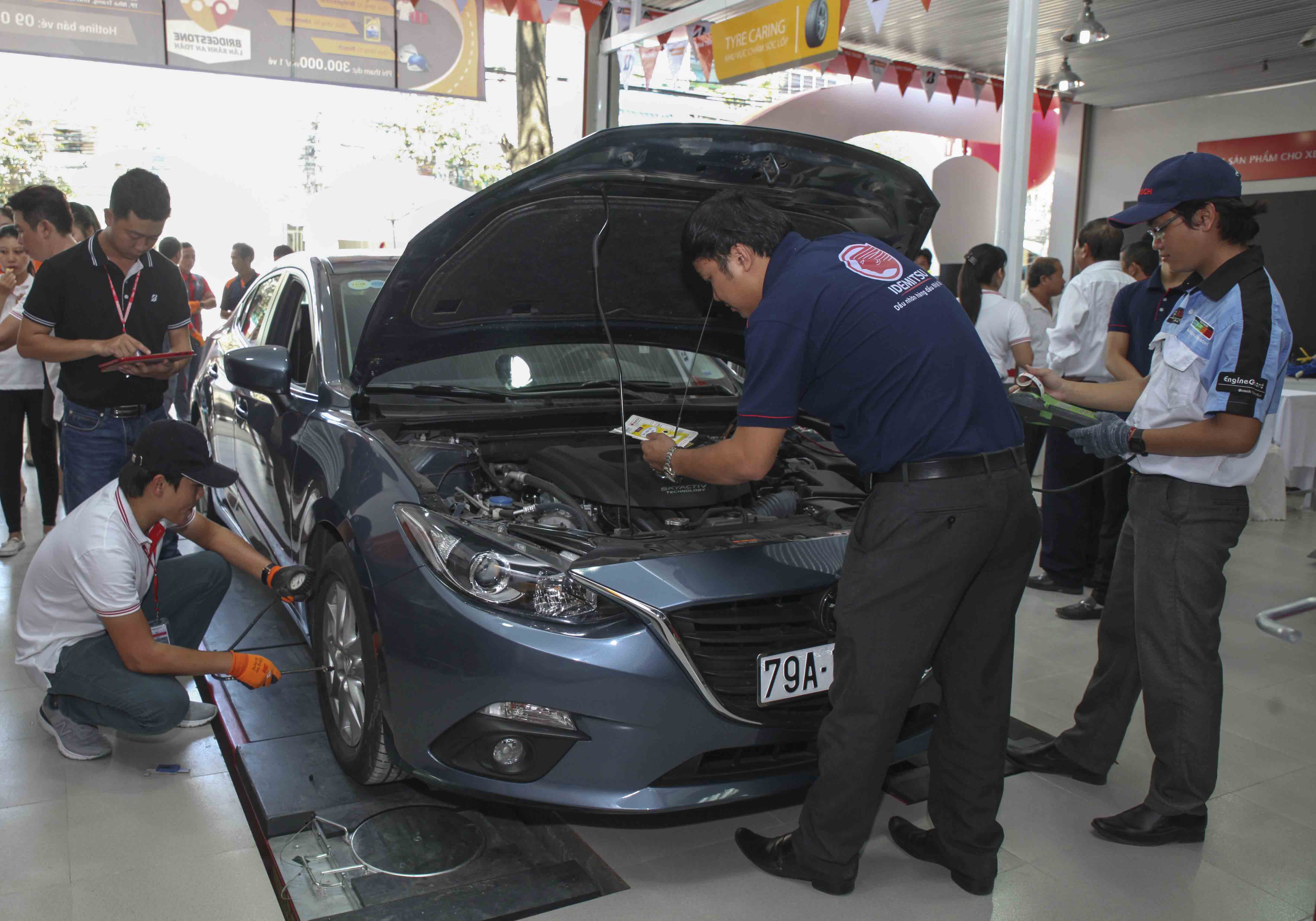 Tham dự chương trình Lăn bánh an toàn, khách hàng được chăm sóc xe toàn diện từ lốp xe đến dầu nhớt, ắc quy_1