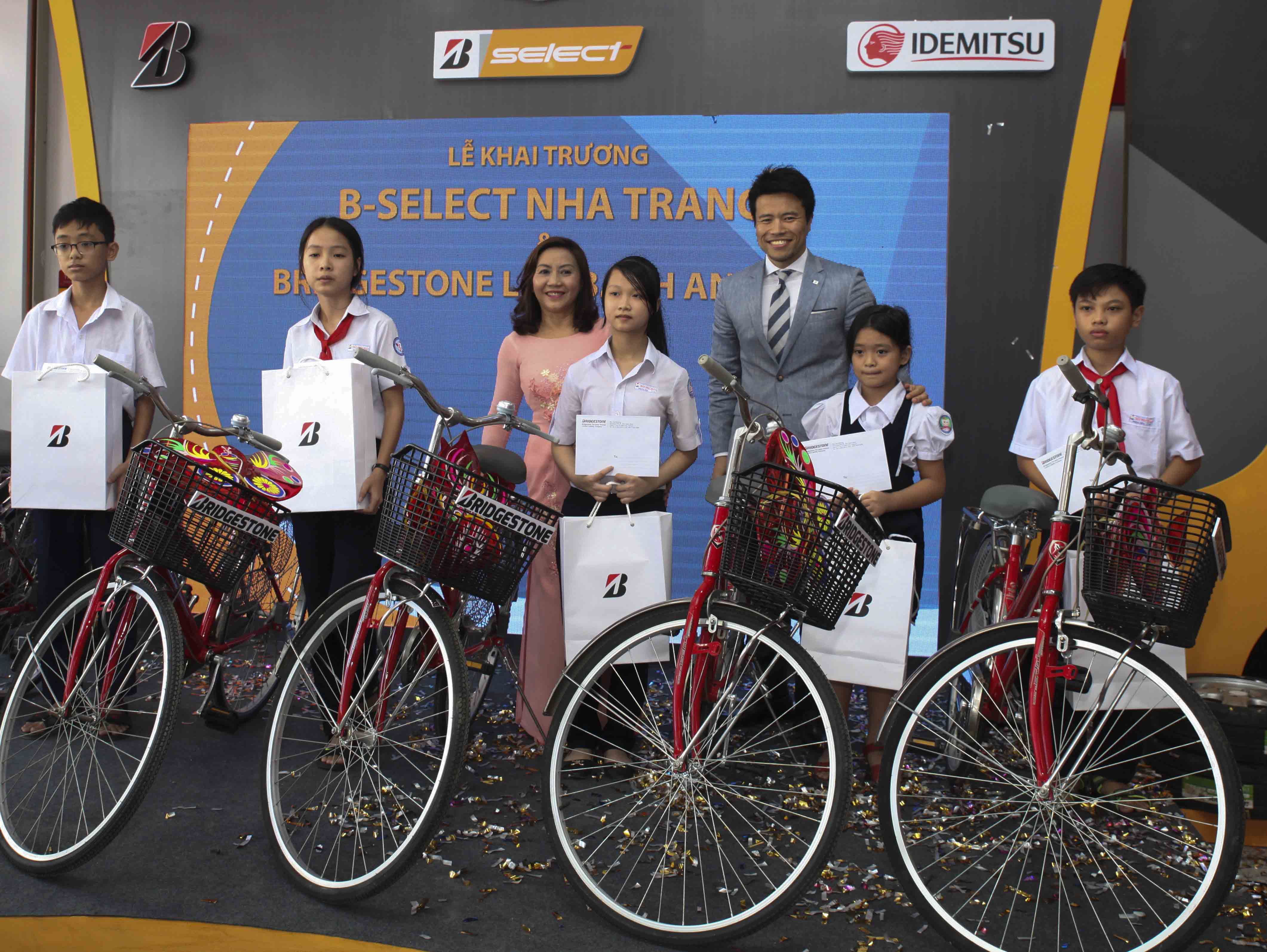 Bridgestone trao tặng xe đạp cho các em học sinh có hoàn cảnh khó khăn tại Nha Trang_1
