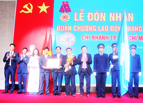 Đồng chí Nguyễn Đắc Tài trao Huân chương Lao động hạng Ba cho tập thể Chi nhánh Công ty Yến sào Khánh Hòa tại TP. Hồ Chí Minh