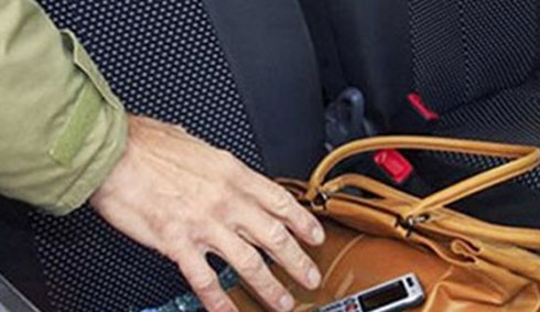 "Cầm nhầm" túi xách ở quán cà phê