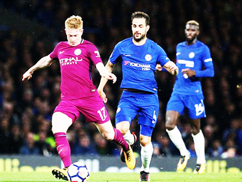 Kevin De Bruyne (ngoài cùng bên trái) đã có một trận đấu xuất sắc giúp Manchester City vượt qua kình địch Chelsea