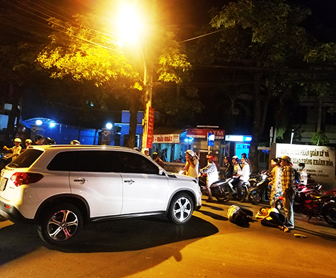 Xe máy chở 3 phóng nhanh tông ô tô