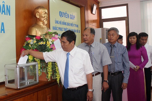 Ông Phan Thông và cán bộ, công chức, viên chức Văn phòng HĐND tỉnh quyên góp ủng hộ người dân miền Trung khắc phục thiệt hại do bão lụt.