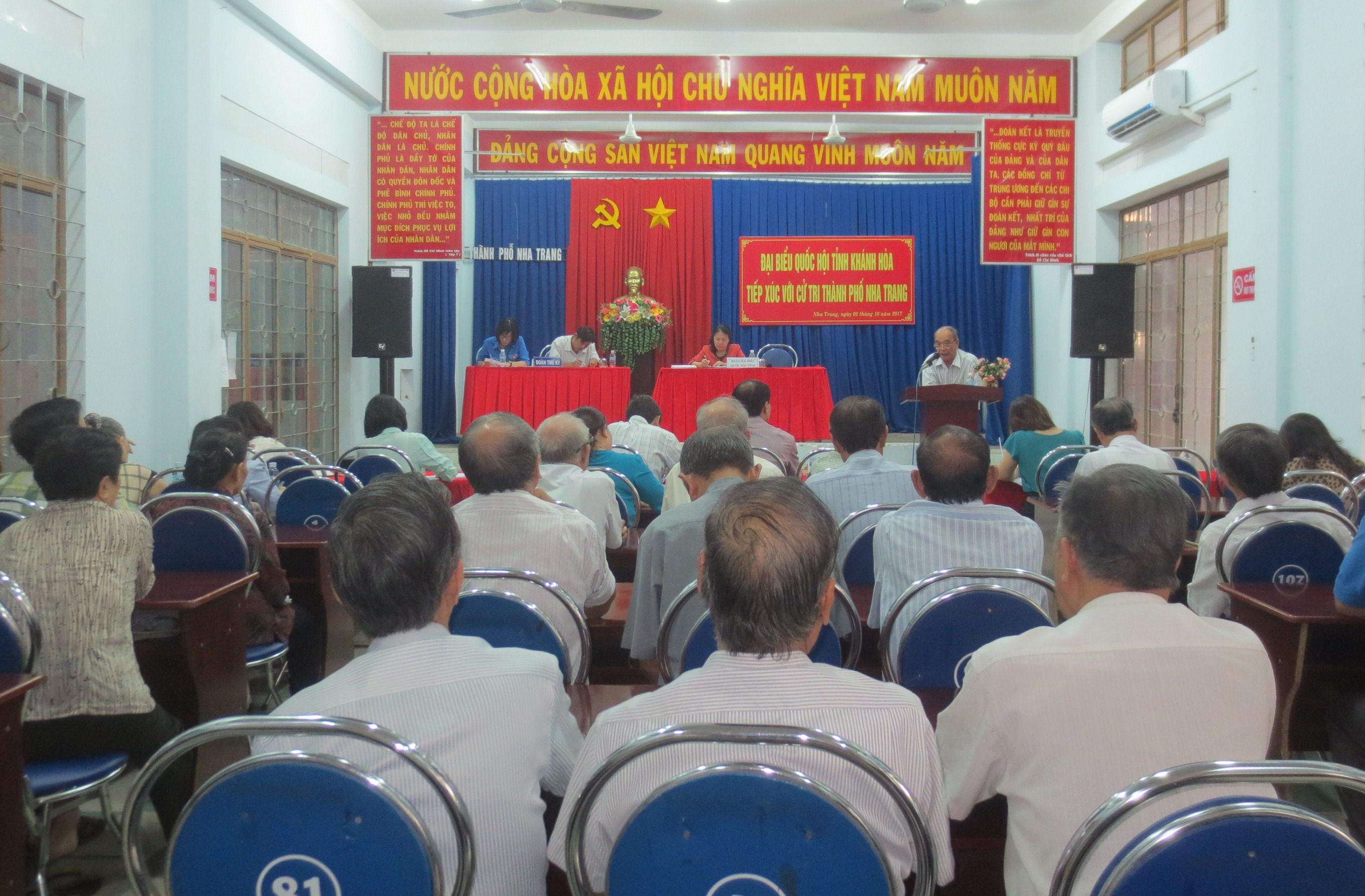 Quang cảnh buổi tiếp xúc cử tri