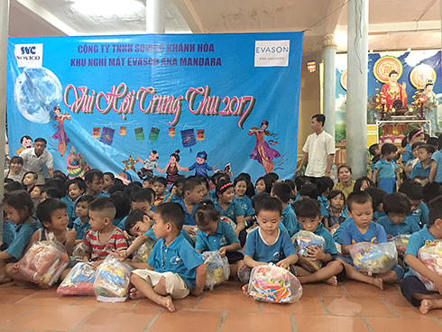 Các em nhỏ đang được nuôi dưỡng tại chùa Lộc Thọ nhận quà Trung thu.