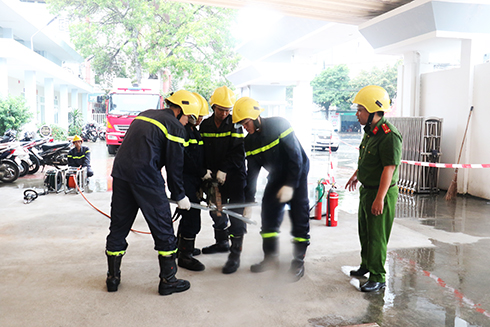 Bồi dưỡng kỹ thuật, chiến thuật chữa cháy cho 30 cán bộ