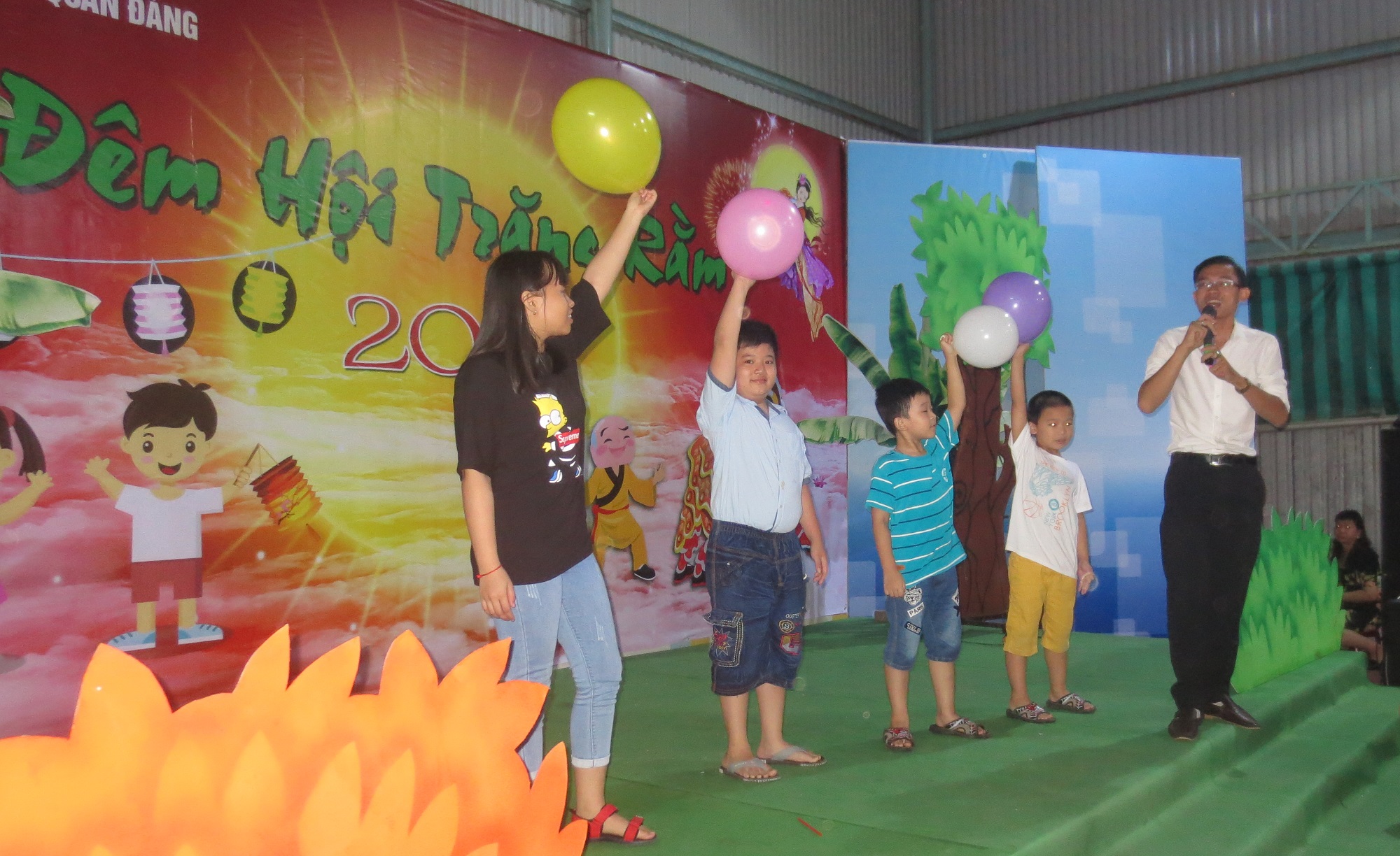 Công đoàn Khối các cơ quan Đảng tổ chức &quot;Đêm hội trăng rằm&quot; cho 330 thiếu nhi