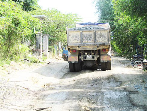 Xe tải chở đất gây hỏng đường Phước Đồng - Vĩnh Thái