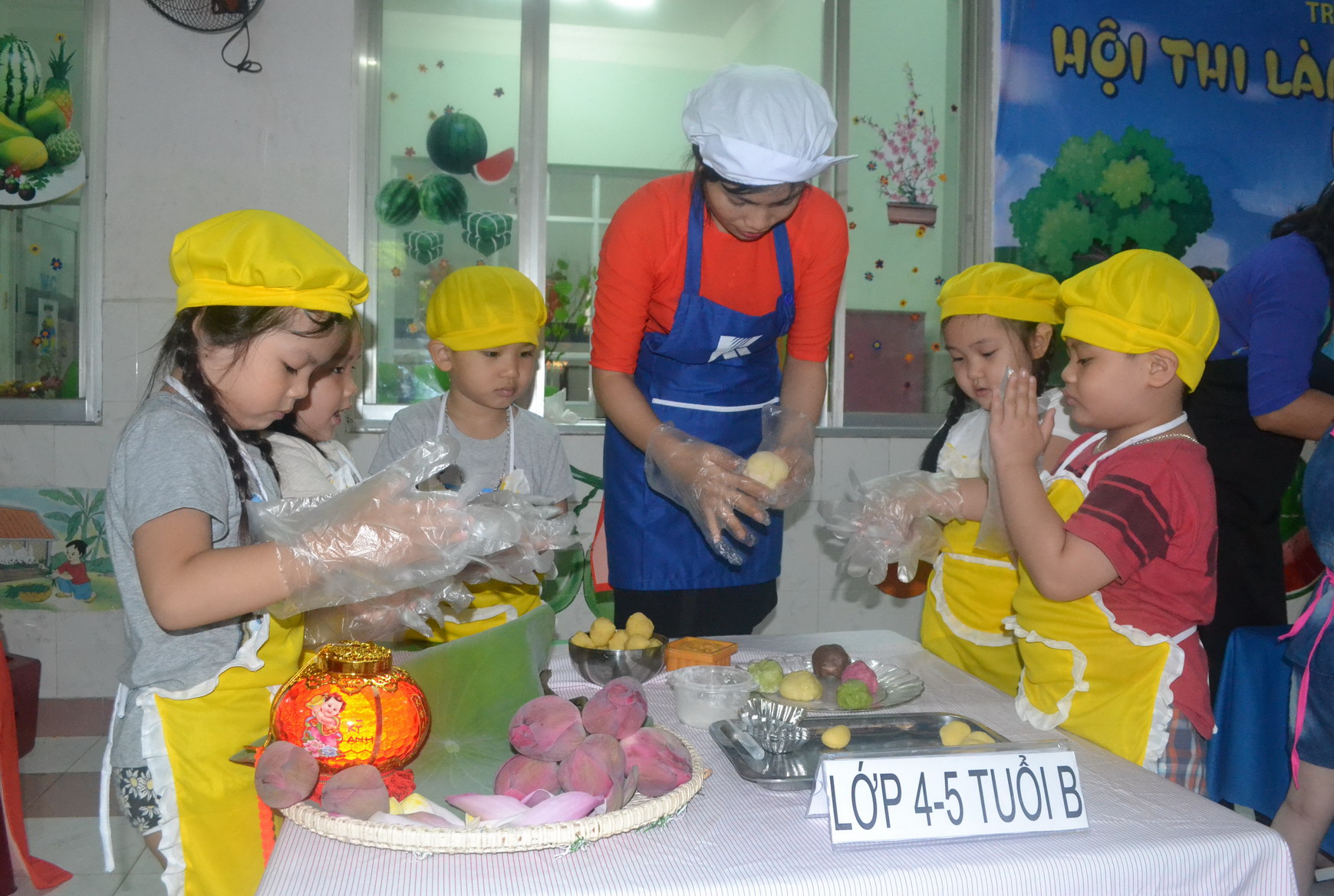 Trường Mầm non 3-2 tổ chức cho các bé thi làm bánh Trung thu