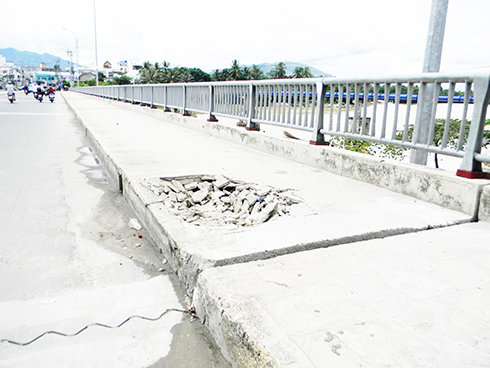 Hành lang đi bộ trên cầu Hà Ra bị sụp