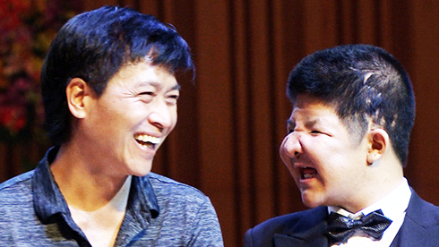 "Quốc Tuấn - Mọi người vẫn quanh anh"!