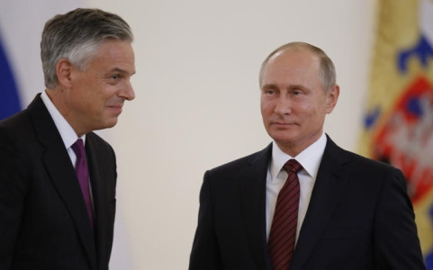 Đại sứ Mỹ tại Nga Huntsman (trái) và Tổng thống Nga Putin. Ảnh: Reuters