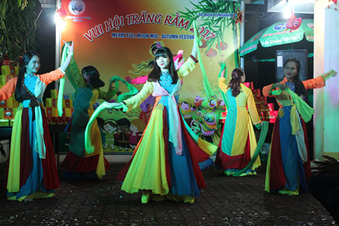 Một tiết mục văn nghệ tại đêm hội