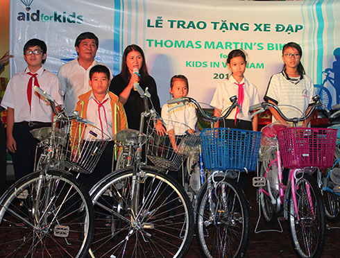 Tổ chức Arid for Kids trao xe đạp cho các học sinh có hoàn cảnh khó khăn
