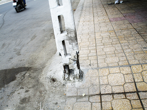 Trụ viễn thông chỉ còn cốt sắt