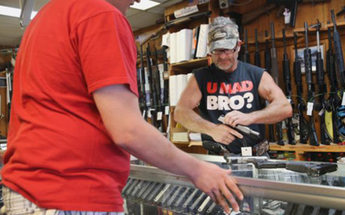 Mua súng ở Mỹ bị cho là dễ như mua rau. (Ảnh minh họa: Getty Images)