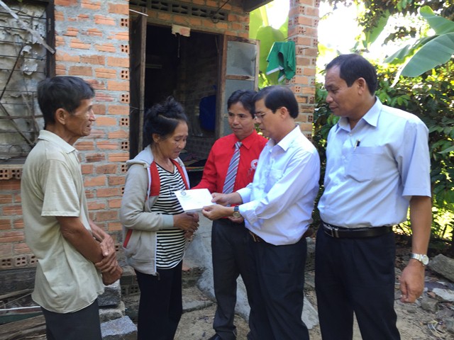 Ông Nguyễn Tấn Tuân đến thăm và  trao quà cho hộ nghèo xã Diên Lạc