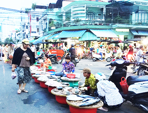 Tình trạng lấn chiếm lòng đường để buôn bán ở đường Võ Trứ (phường Tân Lập) vẫn diễn ra