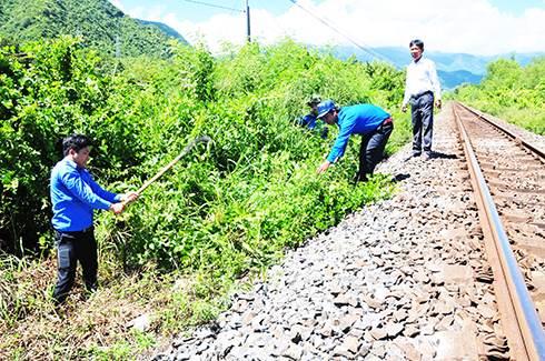 Đoàn viên, thanh niên xã Ninh Ích phát quang bụi rậm khu vực đường dân sinh giao nhau với đường sắt