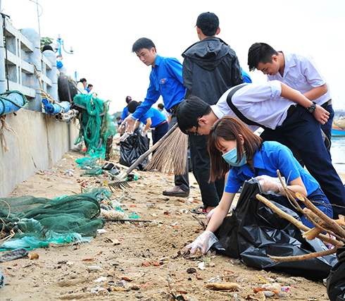 Vệ sinh môi trường trên bãi biển TP. Nha Trang