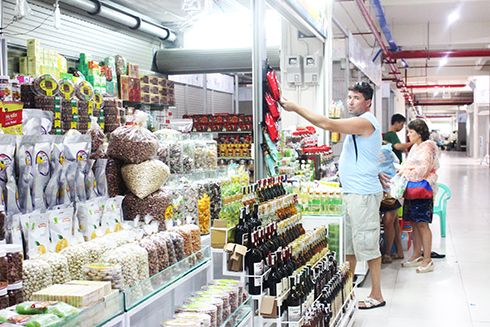 Một điểm kinh doanh rượu và thực phẩm bao gói sẵn thuộc đối tượng phân cấp quản lý của cấp huyện