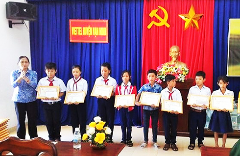 Trao 40 suất học bổng cho học sinh huyện Vạn Ninh