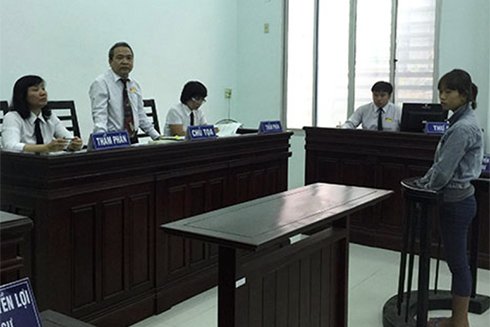 Trộm tiền xong, nhờ người đến lấy