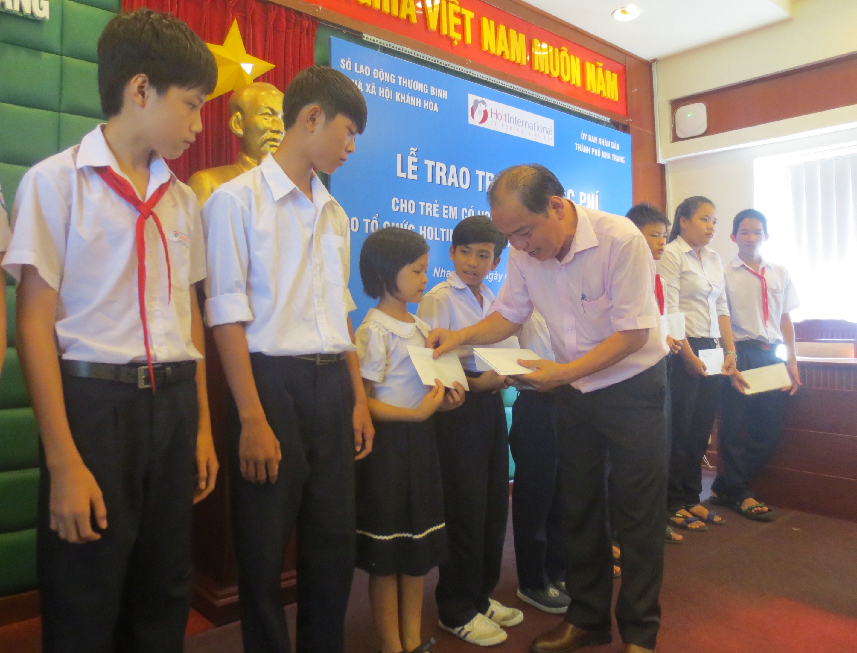 Trao học bổng cho 118 trẻ em Khánh Hòa có hoàn cảnh khó khăn