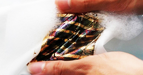 Nhật Bản phát triển pin mặt trời có thể giặt rửa như quần áo