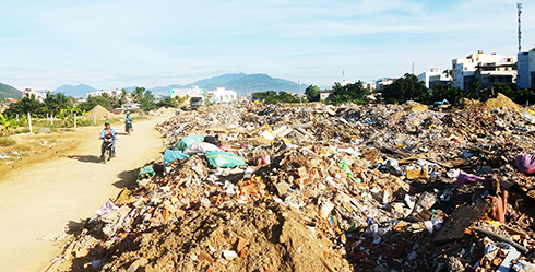 Tình trạng đổ trộm xà bần trên đường số 4: Khó xử lý dứt điểm