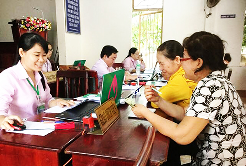 Người dân vay vốn tại Ngân hàng Chính sách xã hội TP. Cam Ranh