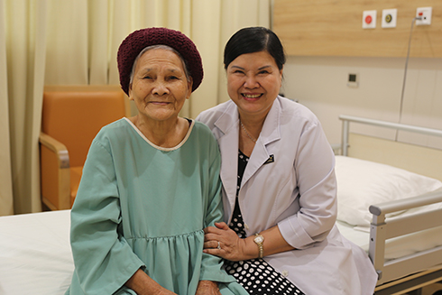 Ca phẫu thuật "giải phóng" cụ bà 92 tuổi khỏi khối u buồng trứng quái ác