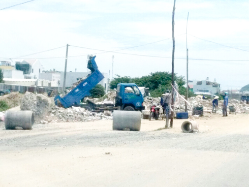 Đổ trộm xà bần ngay giữa ban ngày