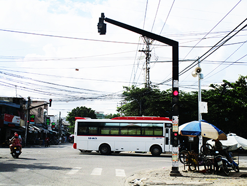 Cần sửa lại cột đèn giao thông