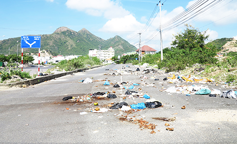 Lòng đường thành bãi rác