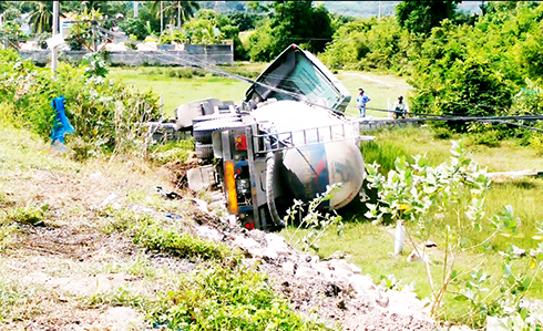 Xe trộn bê tông lao xuống ruộng