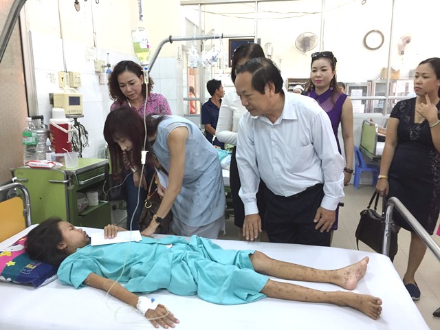 Trao tặng hơn 100 triệu đồng cho bệnh nhân nghèo