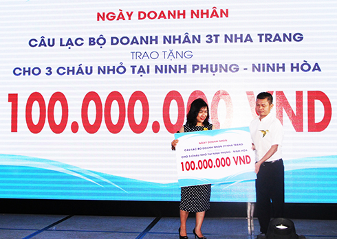 Đại diện Báo Khánh Hòa thay mặt 3 em nhỏ nhận biểu trưng 100 triệu đồng từ Câu lạc bộ doanh nhân 3T Nha Trang