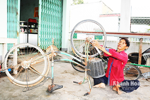 Ông Huỳnh Văn Ngọc đang sửa xe đạp