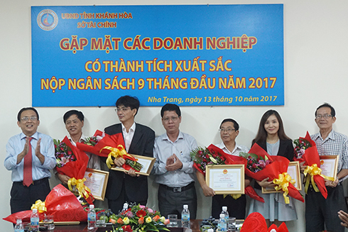Khen thưởng 17 doanh nghiệp nộp ngân sách xuất sắc