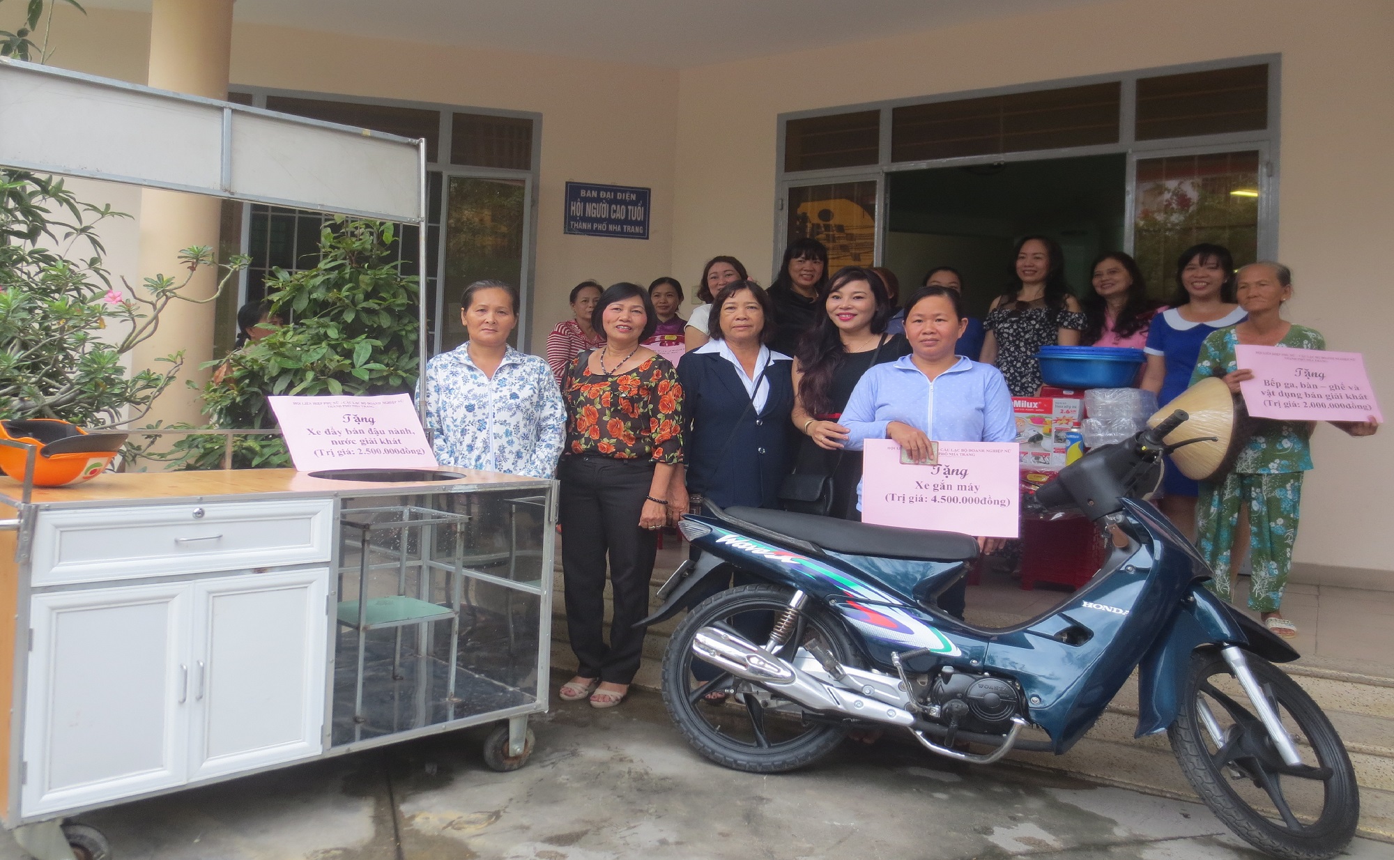 Trao phương tiện sinh kế cho hội viên phụ nữ khó khăn