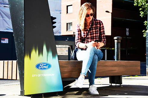 Ghế băng với Wifi và sạc pin điện thoại miễn phí được thí điểm tại London