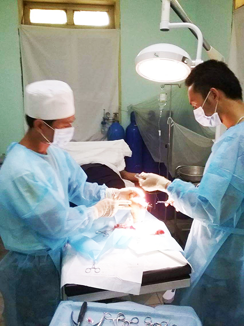 Các bác sĩ phẫu thuật  cho ngư dân Nguyễn Văn Cần
