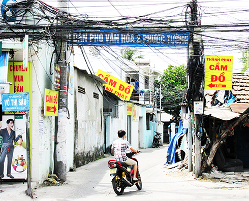 &quot;Mạng nhện&quot; trước cổng chào văn hóa