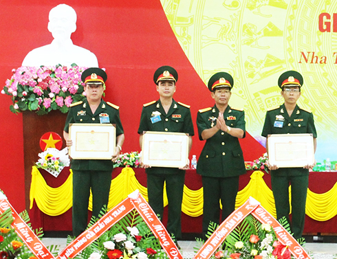 Đại tá Trần Thân - Phó Chính ủy Bộ Chỉ huy Quân sự tỉnh  trao bằng khen của Bộ Quốc phòng cho các tập thể, cá nhân