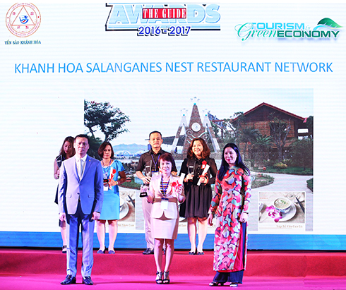 Nhận giải thưởng The Guide Awards 2016 - 2017