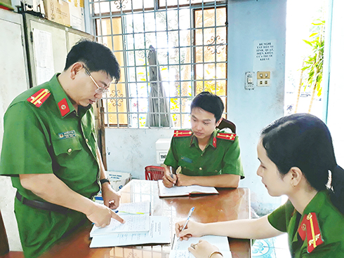 Trung tá Nguyễn Sỹ Hân - Phó Trưởng phòng Cảnh sát hình sự Công an tỉnh trao đổi các biện pháp nghiệp vụ với trinh sát trong một chuyên án