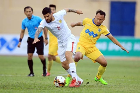 Đằng sau chuyện đòi thuê trọng tài ngoại