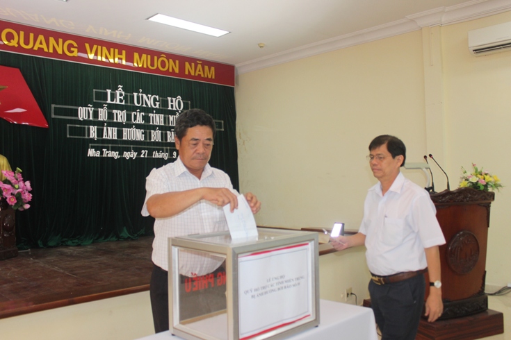 Tiếp nhận hơn 500 triệu đồng ủng hộ đồng bào miền Trung khắc phục hậu quả bão số 10